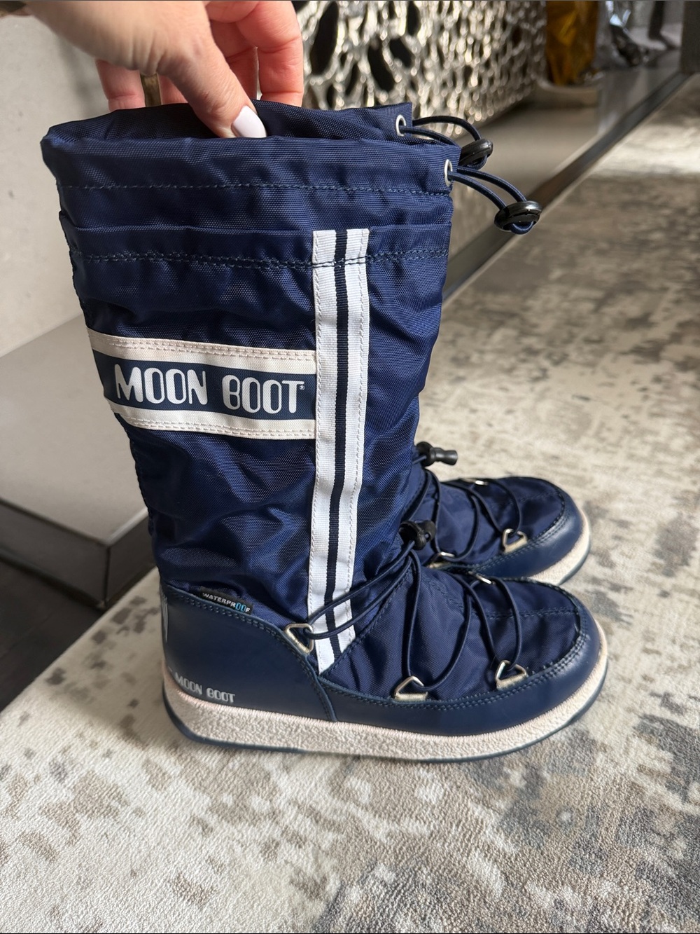 Moon Boot Kids Navy and White Insulated Snow Boots, size 2.5 US